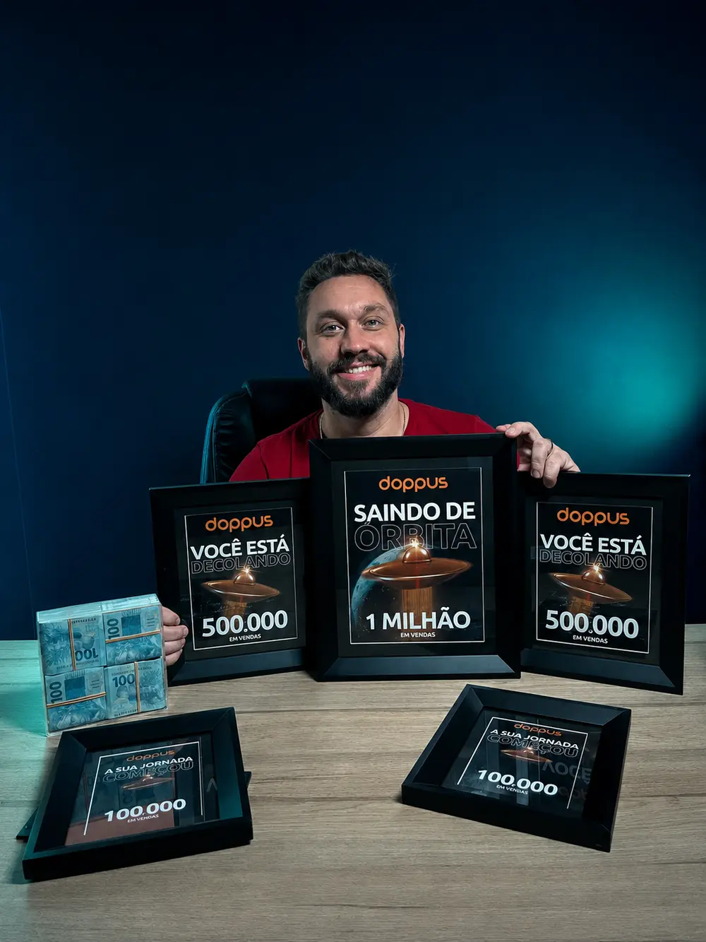 Lipe Lopes com placas de premiação por resultados alcançados